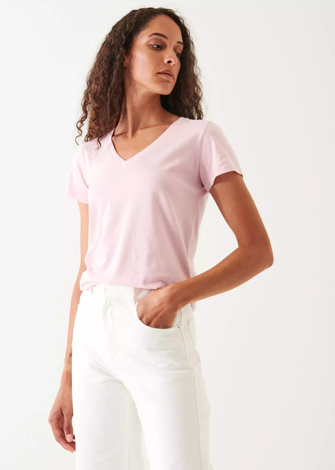 ENZYME WASH LIGHTWEIGHT PIMA COTTON V-NECK