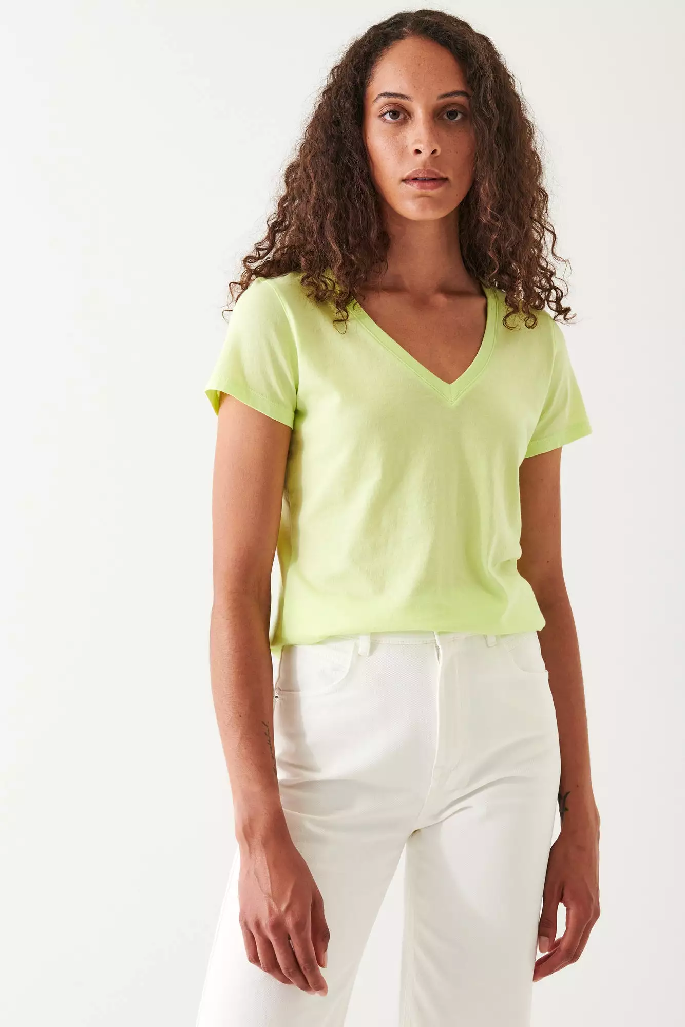 ENZYME WASH LIGHTWEIGHT PIMA COTTON V-NECK