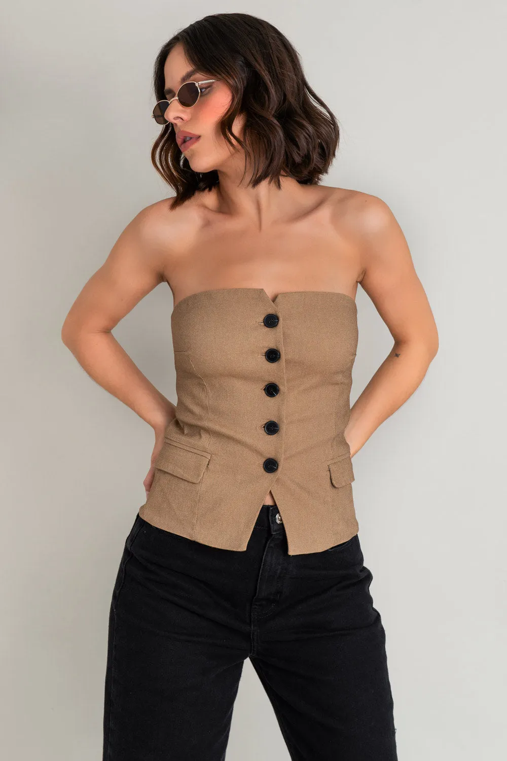 Top strapless ajustado escote recto con botones